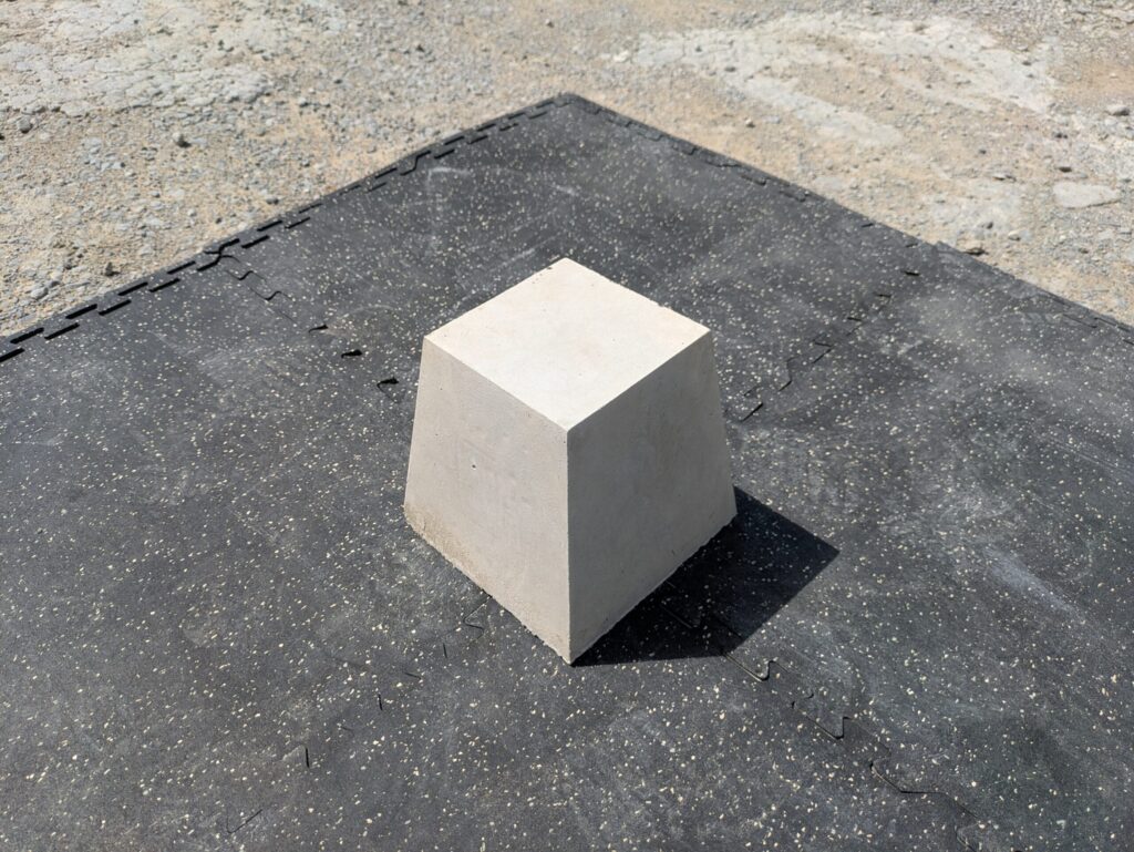 束石　大