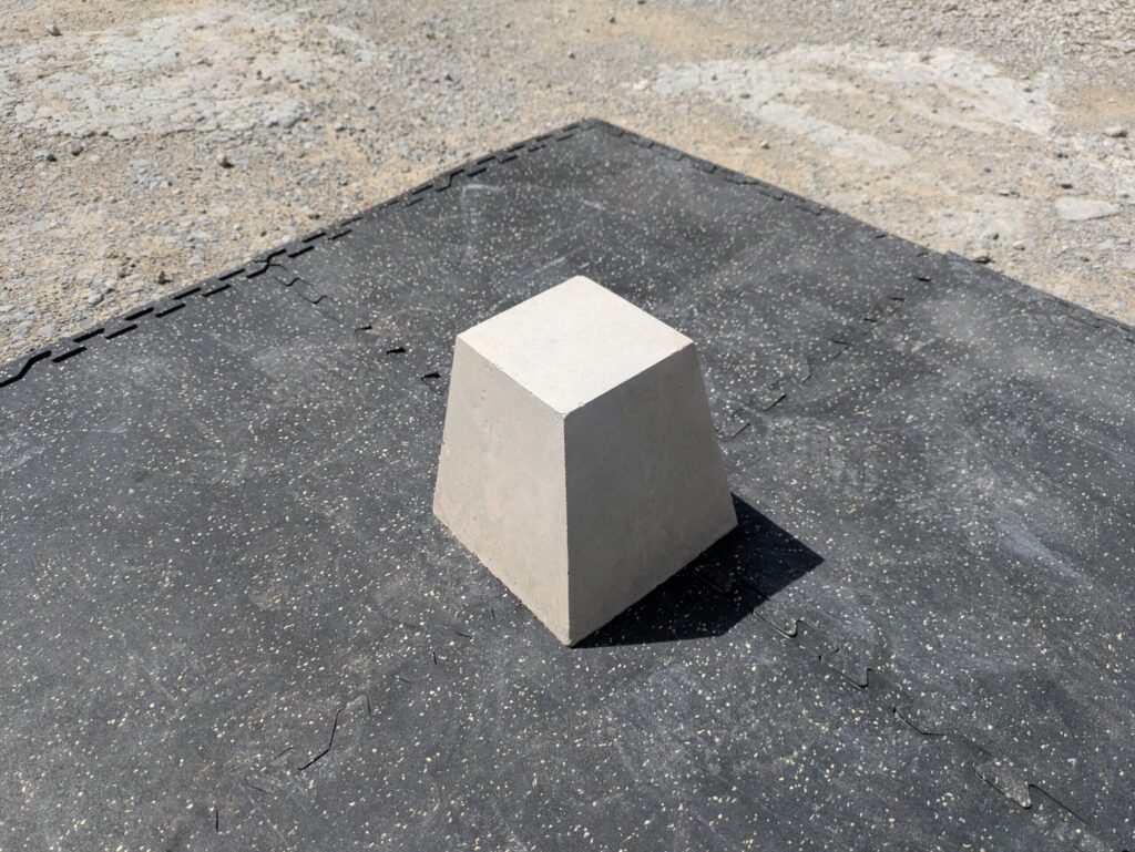 束石　中